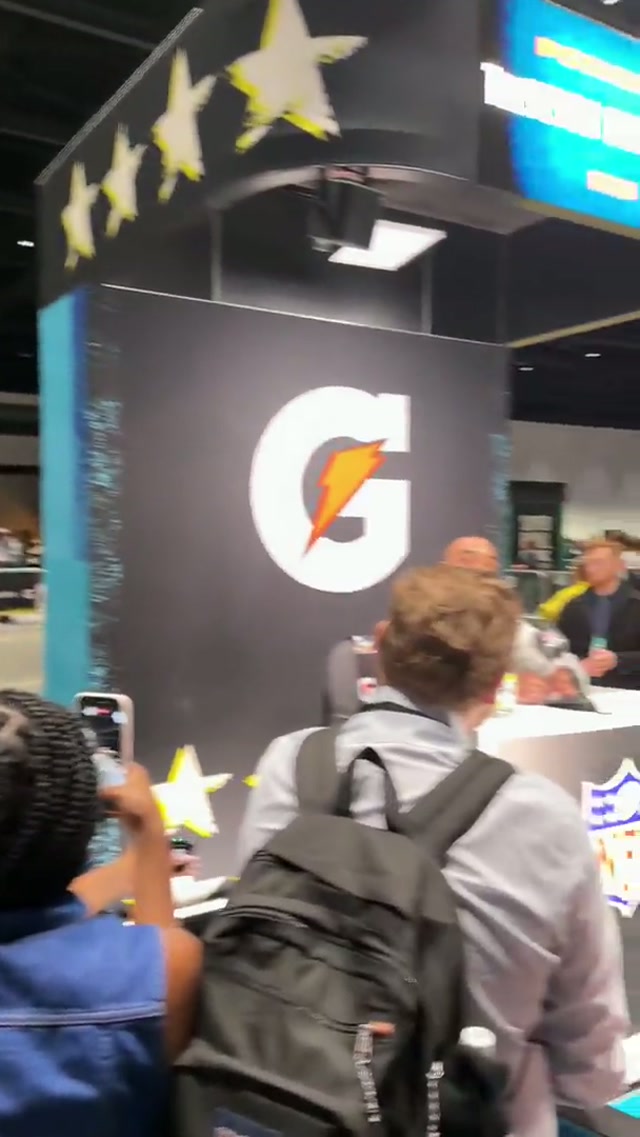 big mo really crashed treveyon’s media availability to talk high school football rivalries 🤣 #nfl #patriots #superbowl #openingnight 