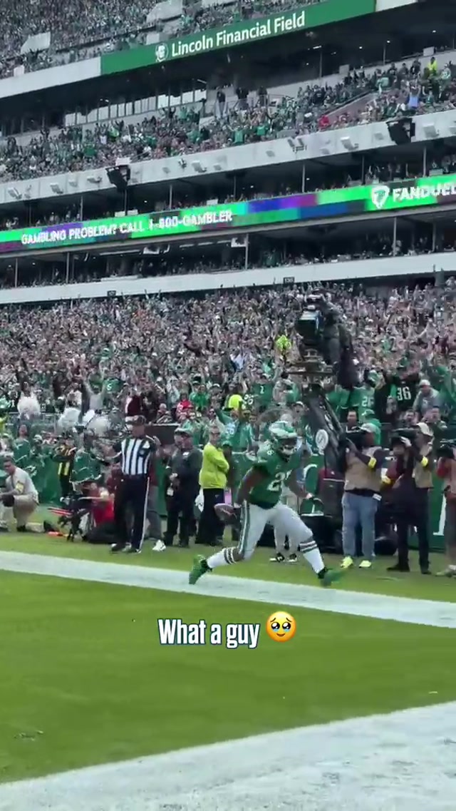 Saquon made that little girl’s day 🥹 #eagles #nfl #saquonbarkley