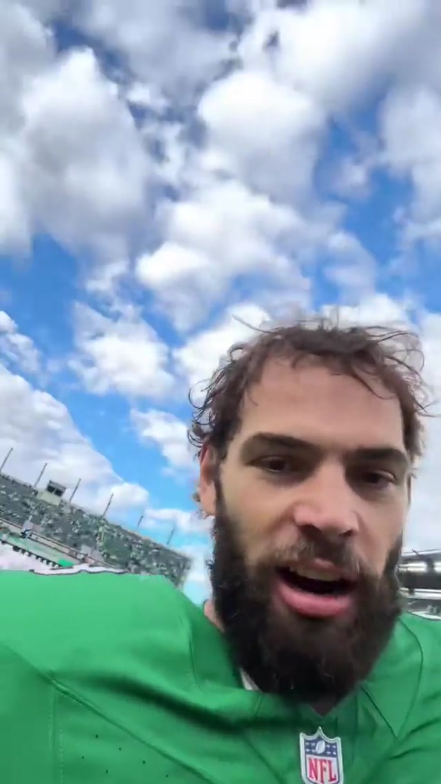 The Kelly Green throwbacks stay undefeated… literally #eagles #nfl #dallasgoedert #kellygreen 