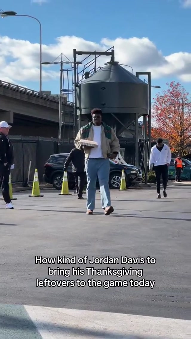 Hey JD, save us some! #eagles #nfl #leftovers #BearsEagles 