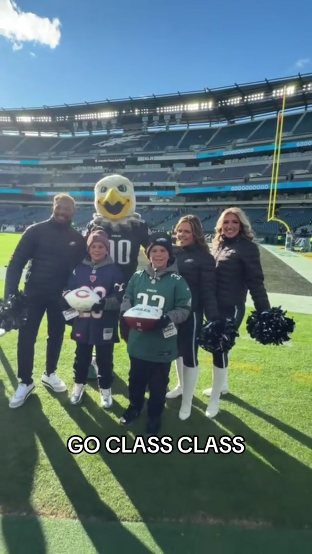 Luca and Mateo are in the house to watch the finale of the Bears Eagles alliance #eagles #bears #nfl #nfelementary #bearseagles 