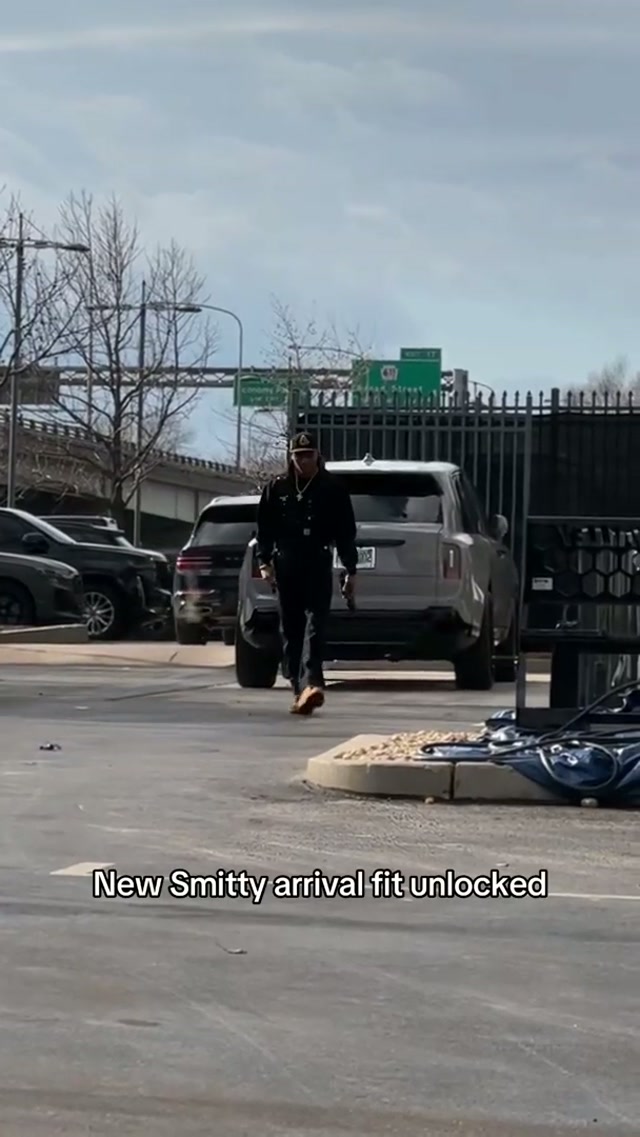 You’ve seen sweatpants Smitty. You’ve seen suited up Smitty. Now get ready for OVERALL SMITTY #eagles #nfl #devontesmith 