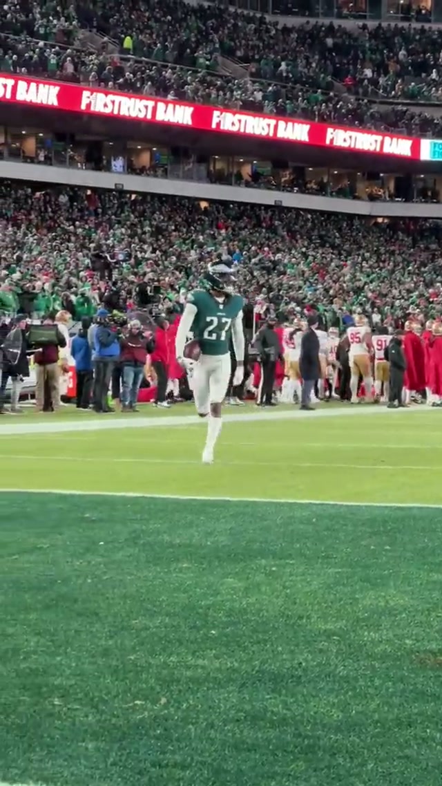 Right on Q #eagles #nfl #quinyonmitchell #interception 