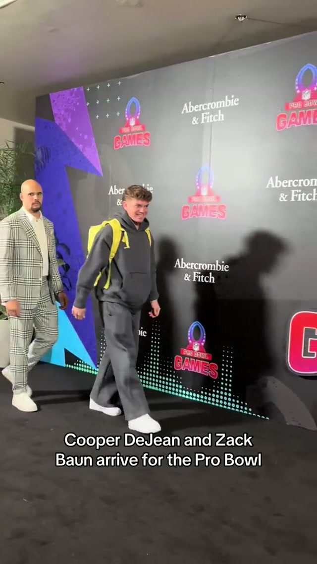 Who has 2 thumbs and is happy to be here? #eagles #nfl #probowl @Cooper DeJean @Zack Baun 