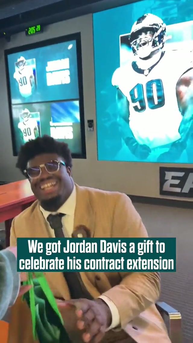 Big congrats to the big guy on his contract extension #eagles #nfl #jordandavis 