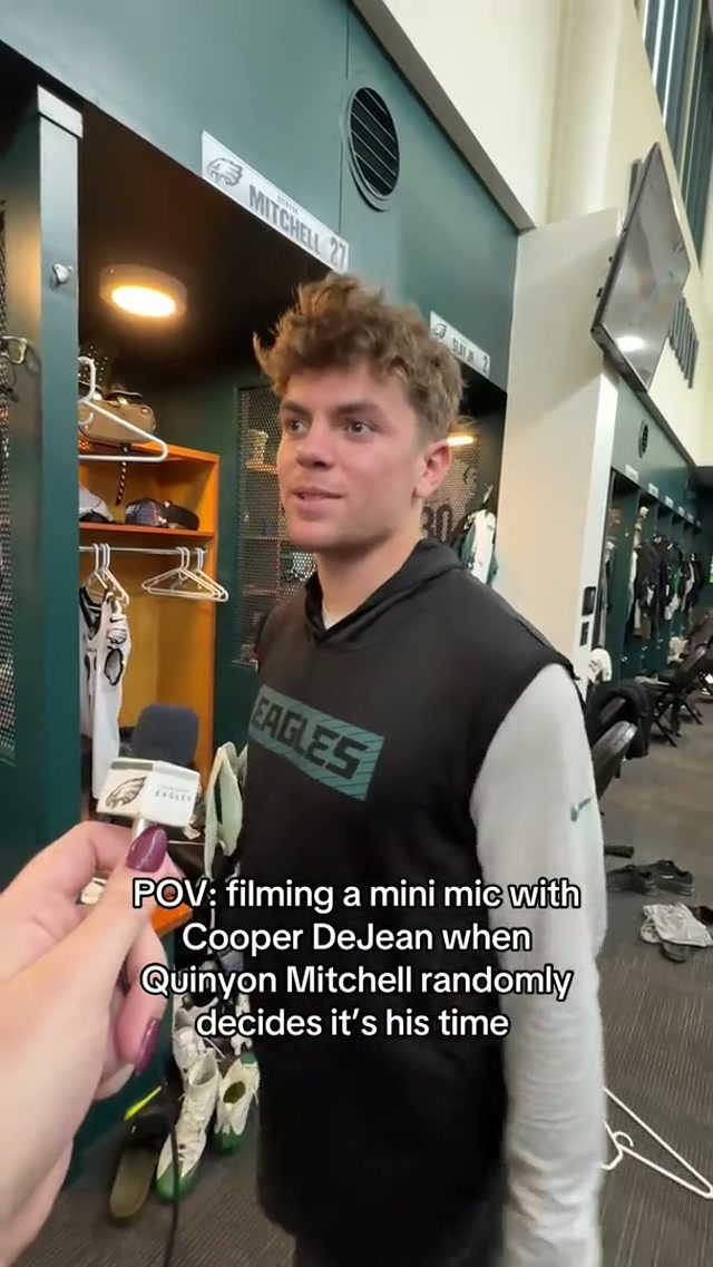 Mama a Q behind you #eagles #nfl #cooperdejean #quinyonmitchell 