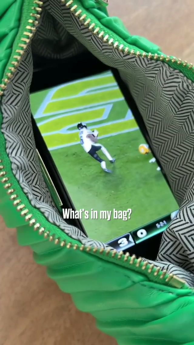 What’s in my bag? Just the man who’s always in his #eagles #nfl #devontasmith 