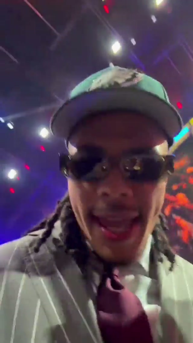 Nothing like your first E-A-G-L-E-S chant #eagles #nfldraft #makailemon 