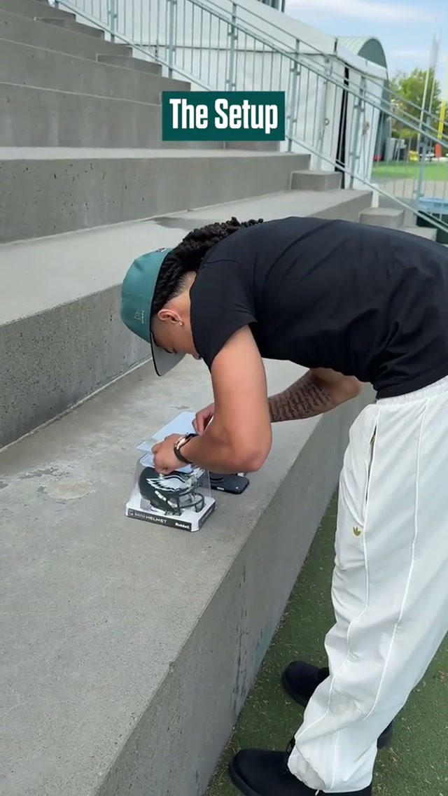 Working on his signature #eagles #nfl #makailemon