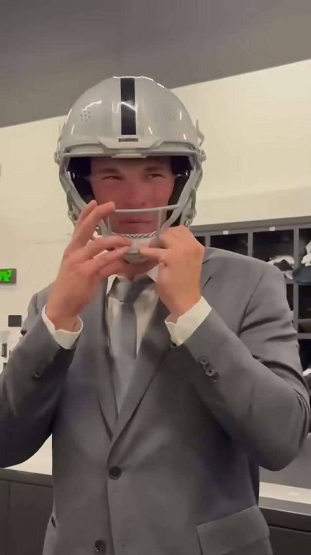 Looks good, feels good 😌 

#fernandomendoza #nfl #nfldraft #helmet 