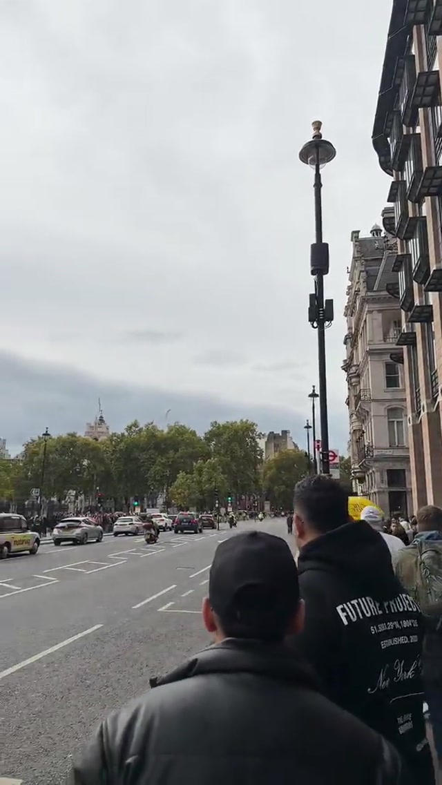 mama we made it #nfl #larams #eiffeltower