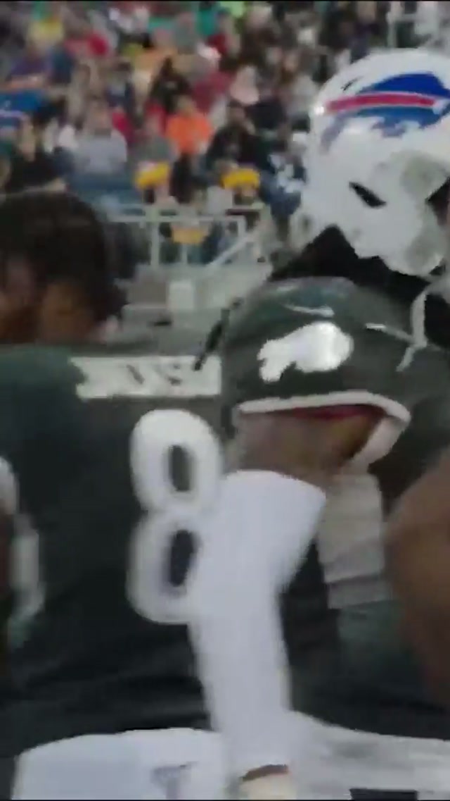 Elite multitasking 🤣 #lamarjackson #probowl #throwback #nfl