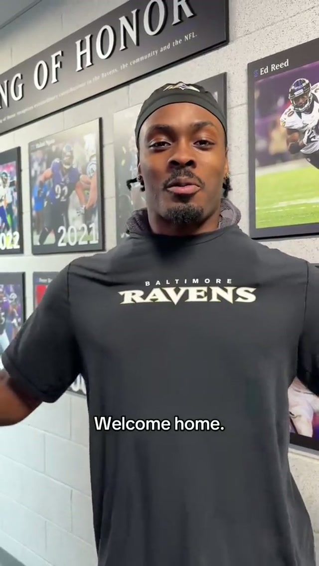 Squad welcomes home Artemis and Ravens fan commander Reid Wiseman!! #artemis #reidwiseman #nfl 