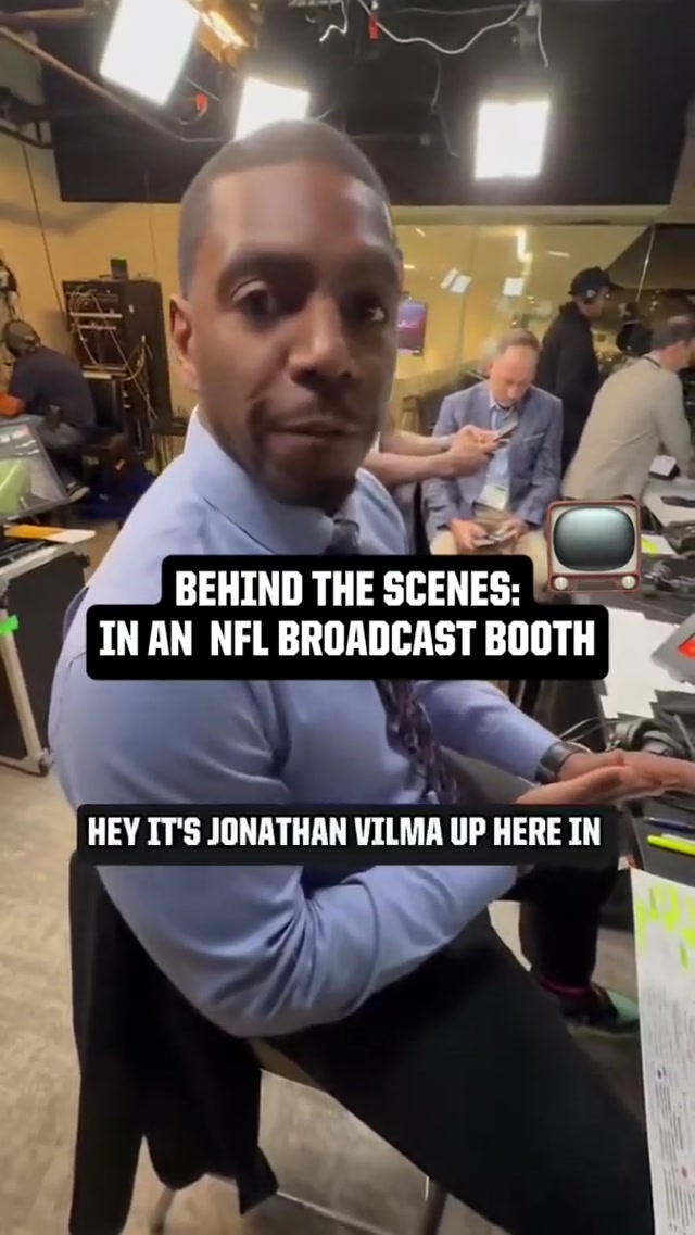 What does a @NFLonFOX broadcast booth look like? #TV #NFL #BROADCAST #BehindTheScenes #Gameday