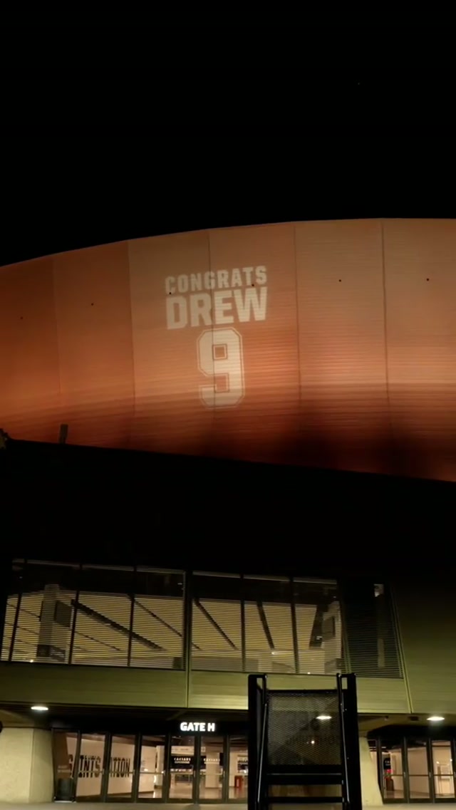 had to make sure the city knew #superdome #neworleans #drewbrees #announcement #congratulations 