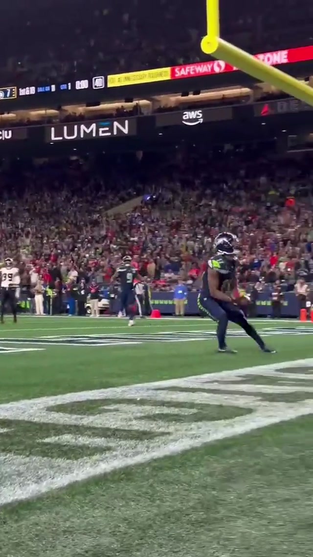 The copyright free version #nfl #seahawks #jsn #trend #mauiwowie @Glitch The Wrld