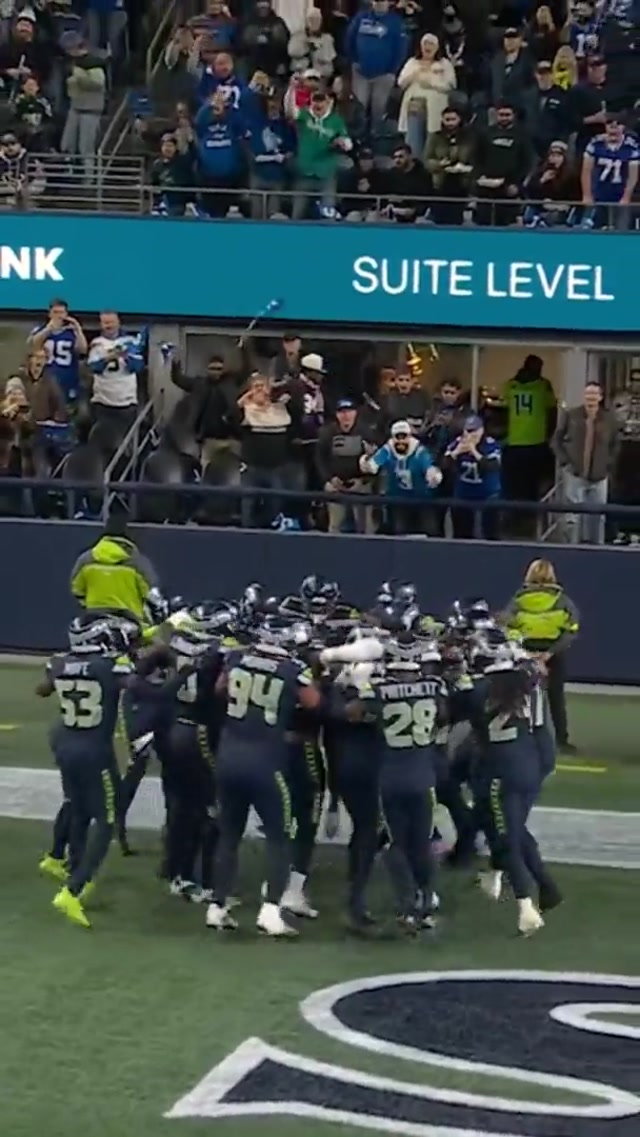 Seattle love no matter what 🔱💚💙 #nfl #seahawks #mariners #celly