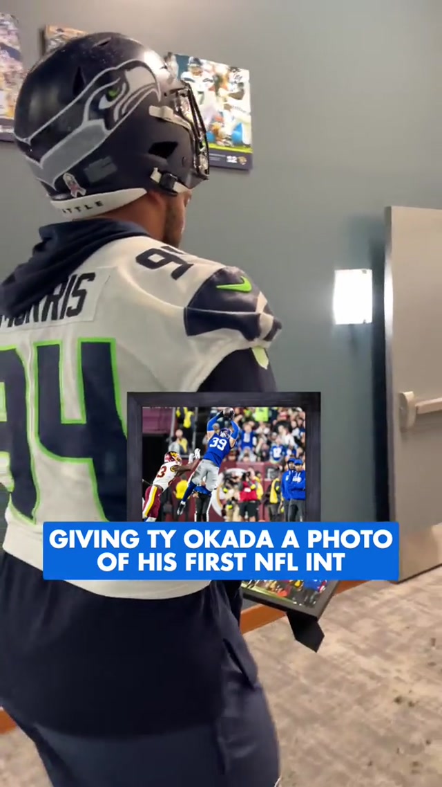 Teammates supporting teammates 🤝 #nfl #seahawks #frame #interception #photo 