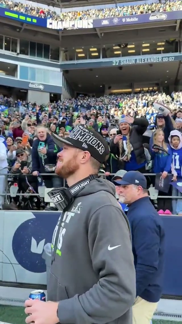 Super Bowl Sam has arrived #nfl #seahawks #parade #superbowl #darnold 