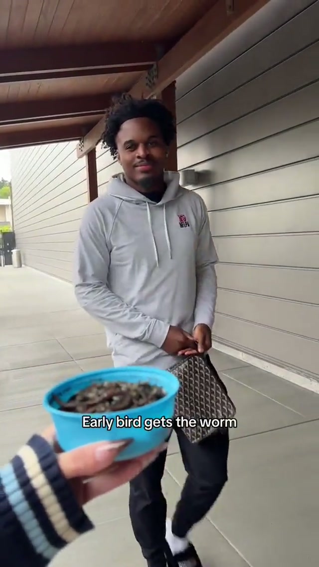 A worm welcome ☺️ #nfl #seahawks #offseason 