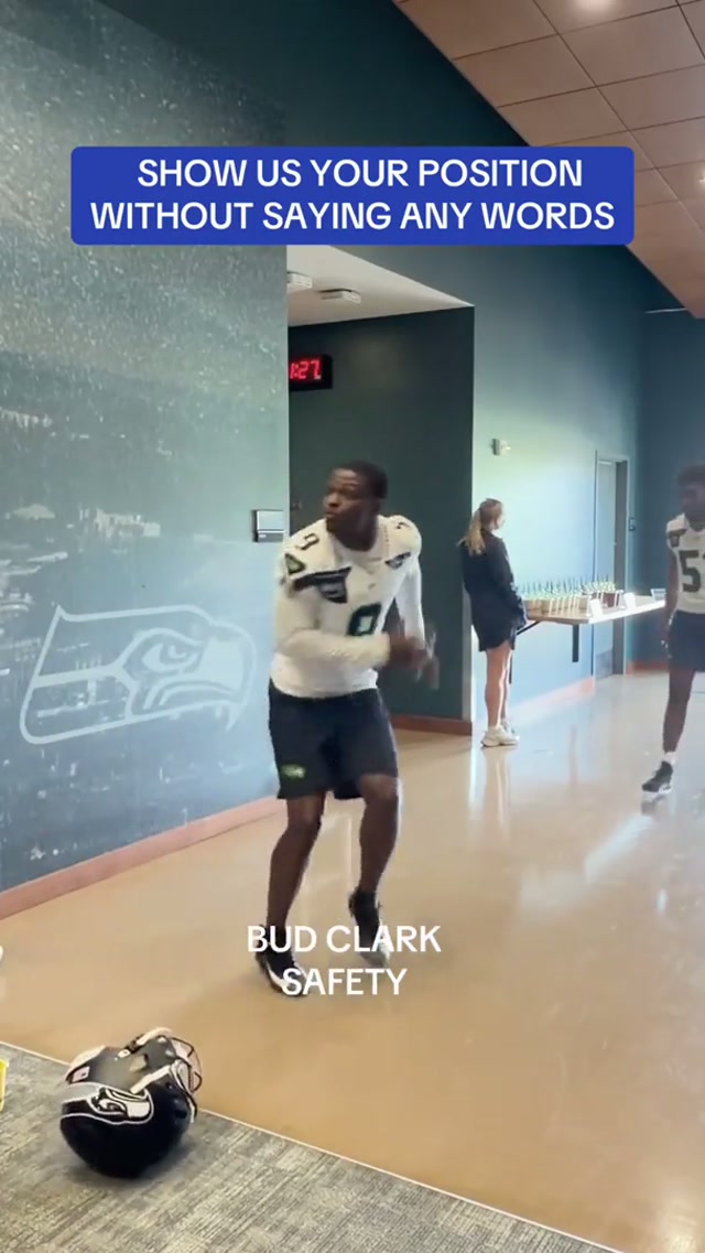 Show don’t tell. #rookies #nfl #seahawks #minicamp #positions 