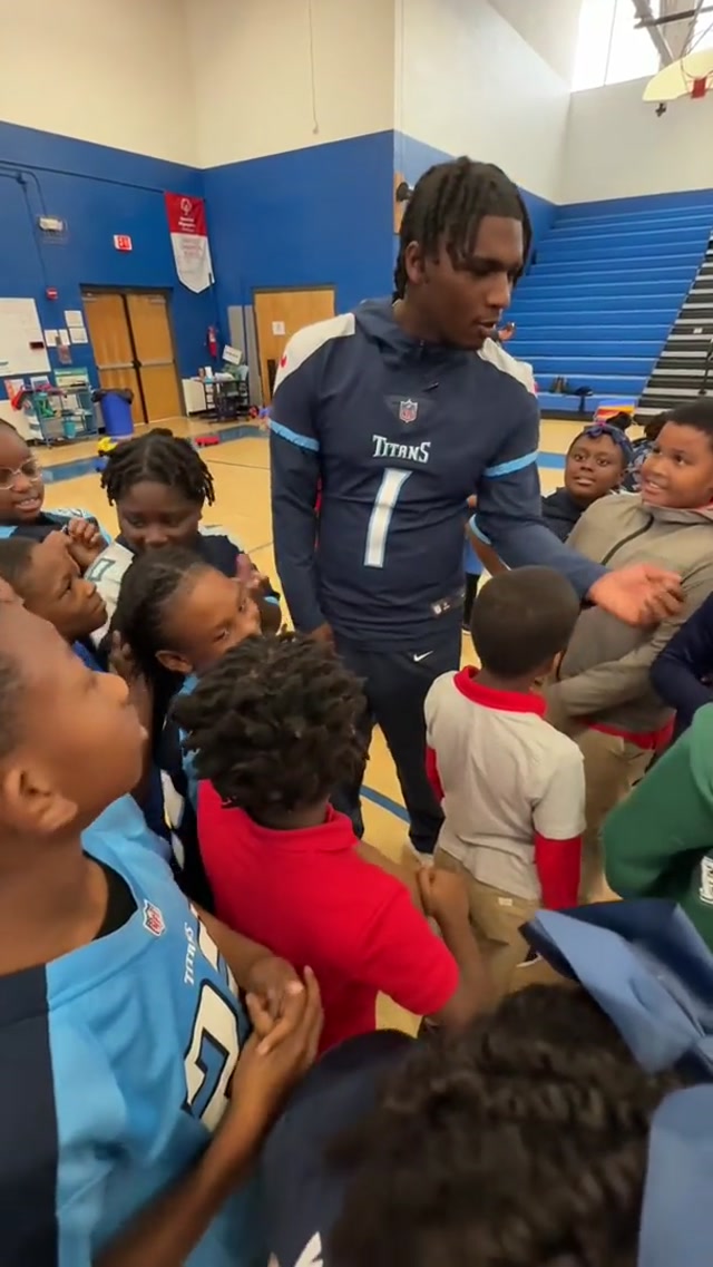 in the huddle with @Cameron Ward (feat. kids from KIPP) #tennesseetitans #camward #nfl 