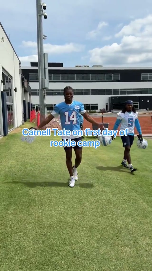 that 14 lookin good on @carnell tate #tennesseetitans #nfl #carnelltate 