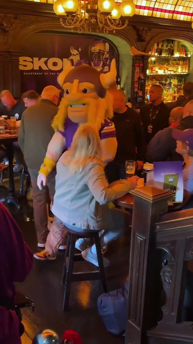Viktor spotting in Dublin!!! 🇮🇪
#NFL #SKOL #MinnesotaVikings #Dublin