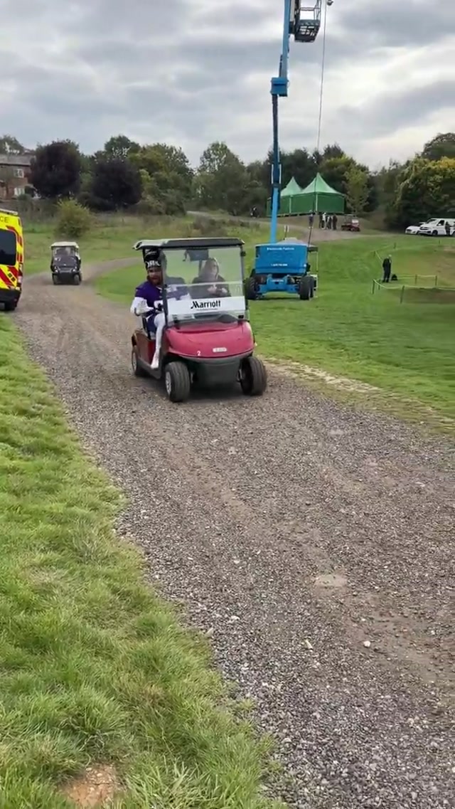 Arrivals look a little different in the UK 👀 #skol #minnesotavikings #nfl